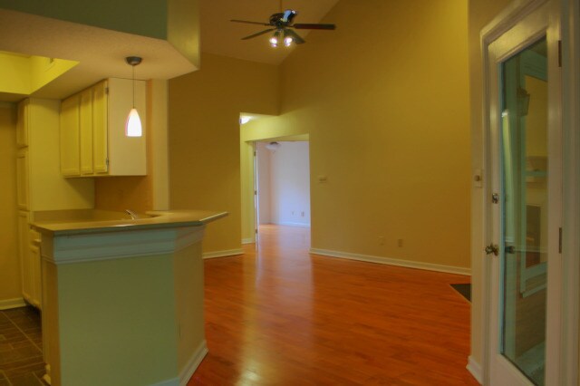 Building Photo - Cute & Affordable 2 Bedroom Condo in Cary!...