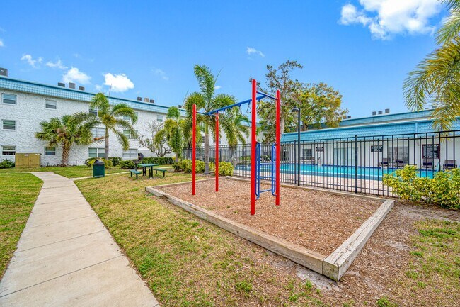 Building Photo - Newly Renovated 2 Bed-1 Bath Apartment wit...