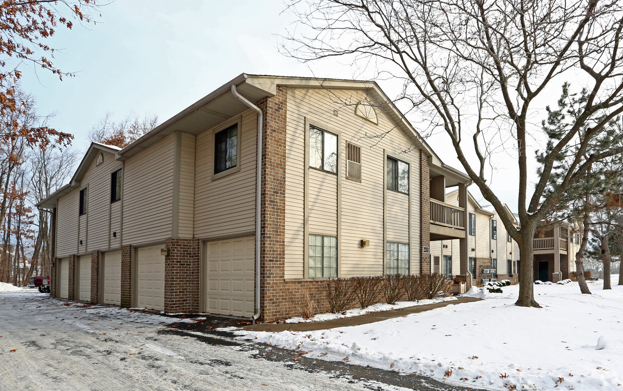 Primary Photo - Lakeview Village Apartments