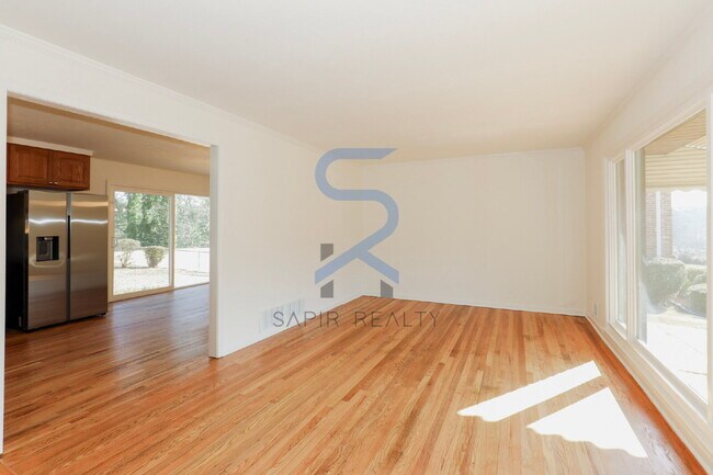 Foto del edificio - Move in before February 28th and choose your reward: a $250 Amazon Gift Card or a 55" Smart TV!