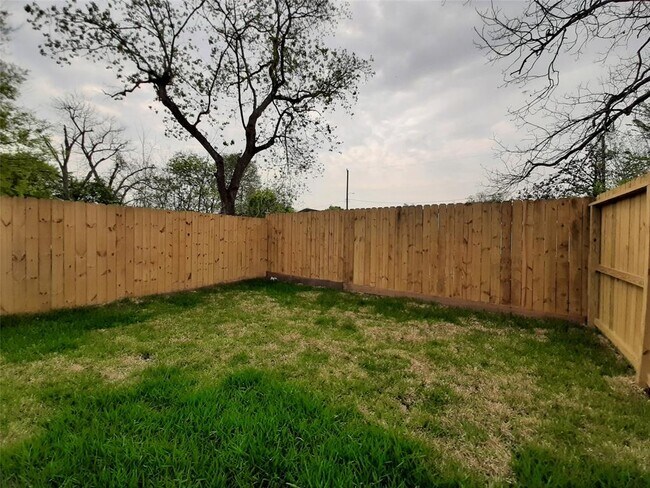 Building Photo - 4530 Mayflower St