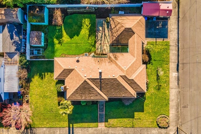 Building Photo - 1910 NE Cramer St