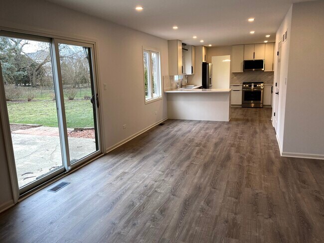 Building Photo - 1346 Leverenz Rd