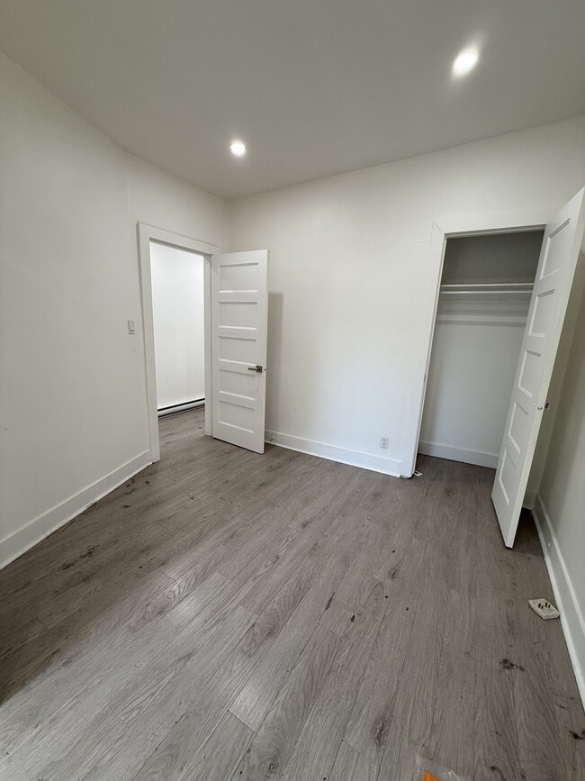 Building Photo - 5943 Rue Hamilton