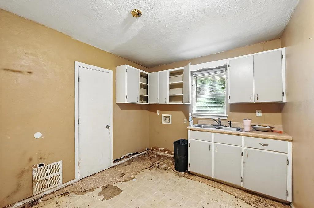 Building Photo - 3824 Stuart Dr