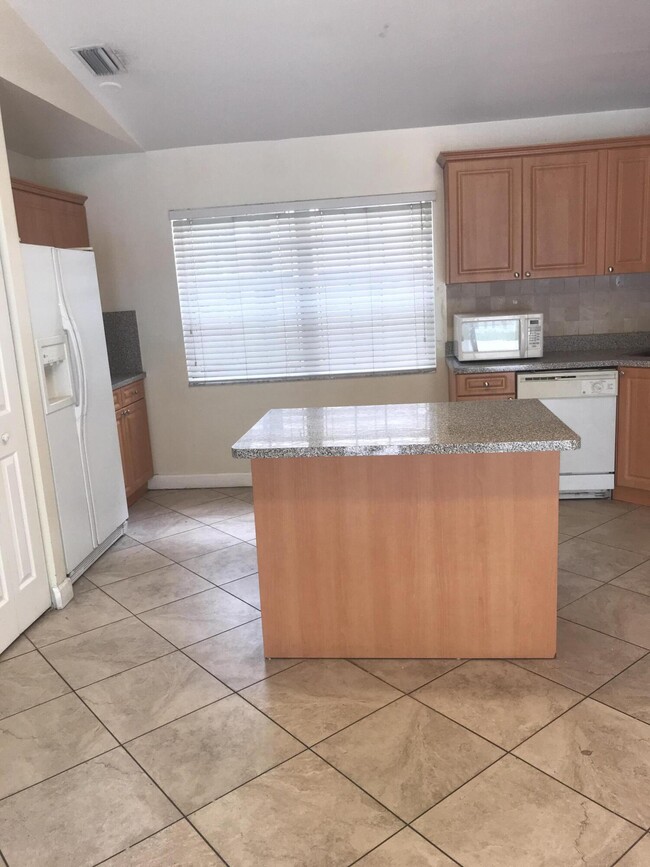 Foto del edificio - 845 NW 98th Ave