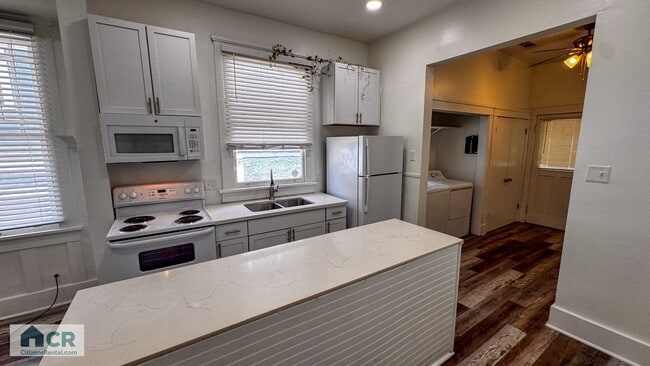 Photo - University Area 4bd/2ba With Private Backy... House