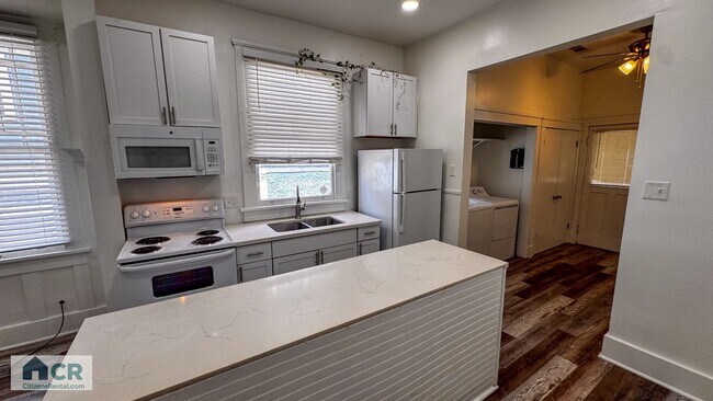 Foto del edificio - University Area 5bd/3ba With Private Backy...