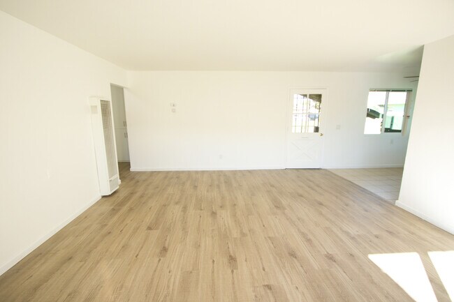 Foto del edificio - 318 N Vine St