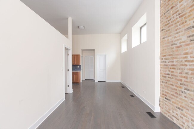 Foto del edificio - 2047 N Hoyne Ave