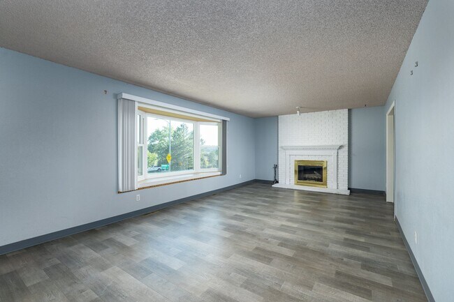 Building Photo - Spacious 5-Bedroom Home with Bonus Room & ...