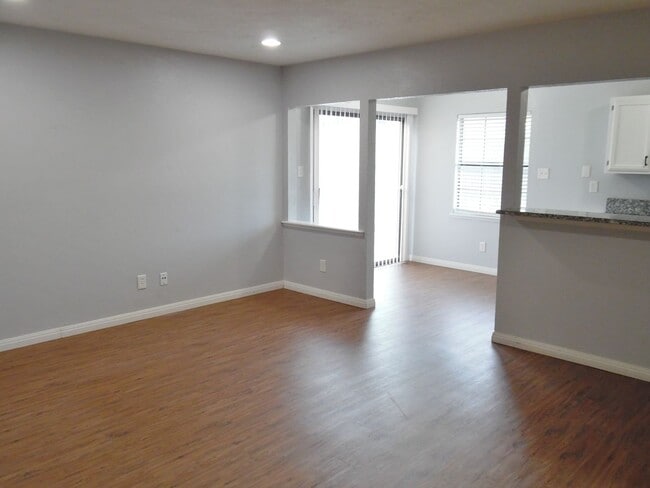 Foto del edificio - RECENTLY REMODELED, FRESHLY PAINTED HOME IN NORTHEAST FORT WORTH