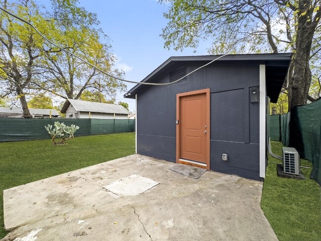 Building Photo - 1606 W Wildwood Dr