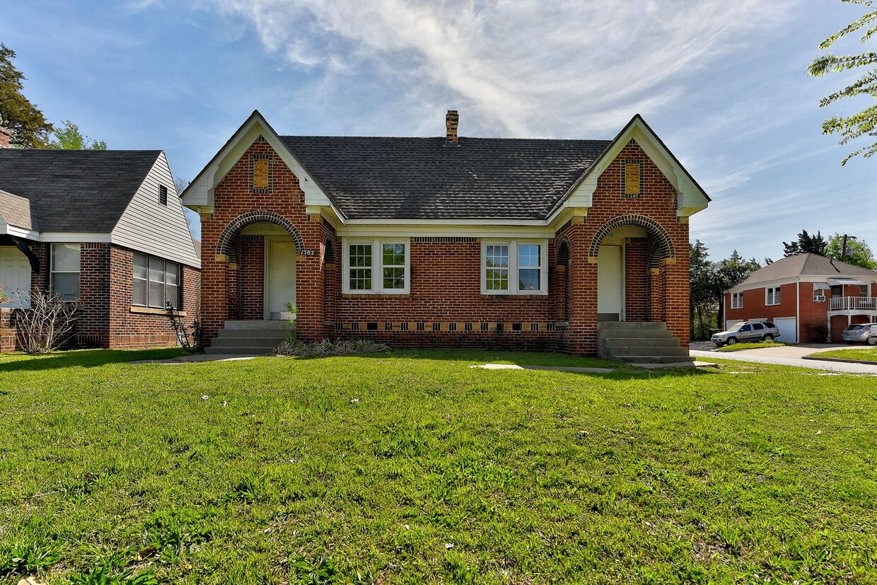 Primary Photo - Charming 1-Bedroom Duplex with Modern Upda...