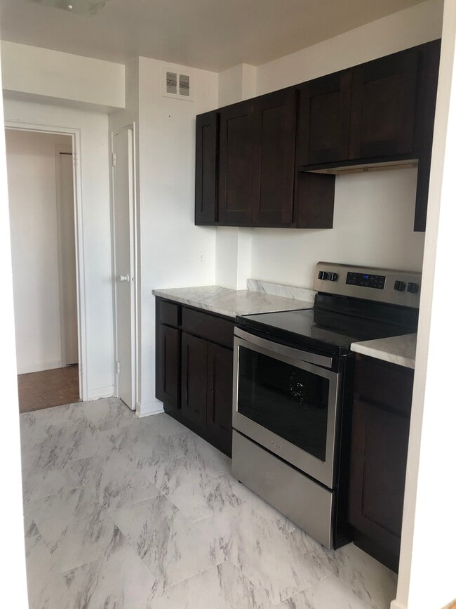 Building Photo - LARGE ONE BED - FAMILY BUILDING