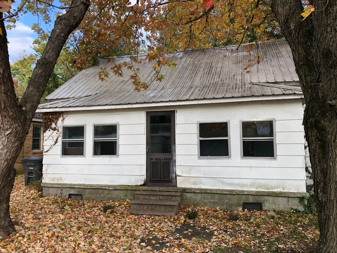 Primary Photo - MOREHOUSE - 2 Bedroom Home In Town Great L...