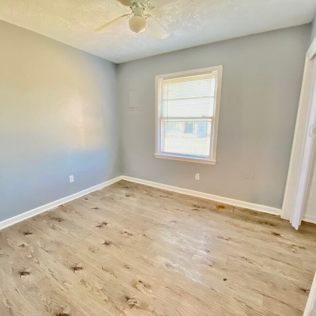 Building Photo - 1809 E 2nd St