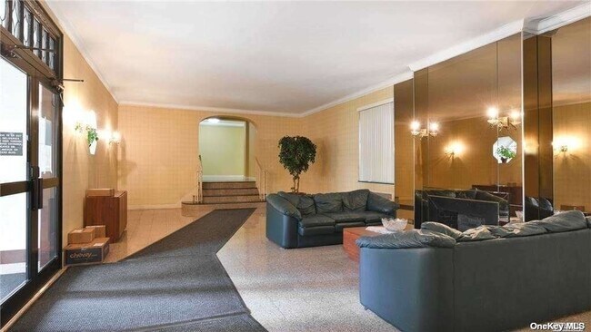 Foto del edificio - 108-25 72nd Ave
