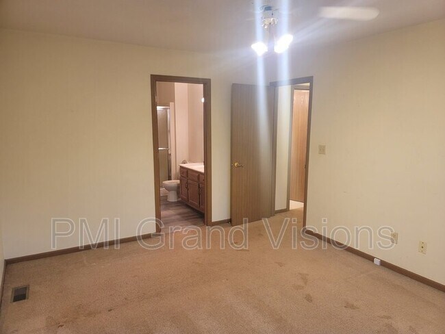 Foto del edificio - 1950 Douglas St