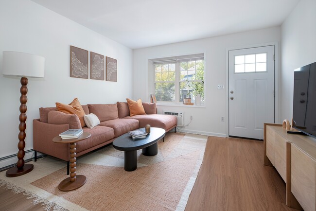 Bright, airy living with all-day sun - Everbend