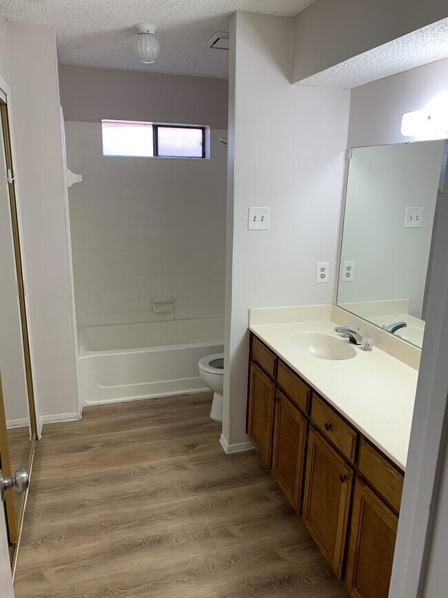 Building Photo - AVAILABLE NOW!!! Nice 3 bed, 2 bath half d...