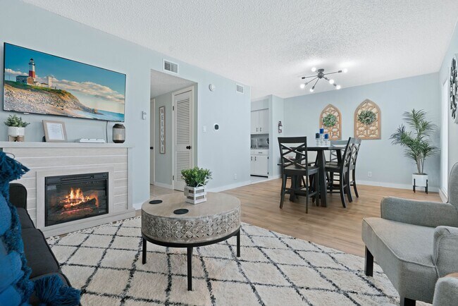 Foto del edificio - Desoto Courts | Townhome | Furnished