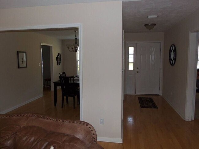 Foto del edificio - 3bedrooms 2baths 2 car garage in Centervil...