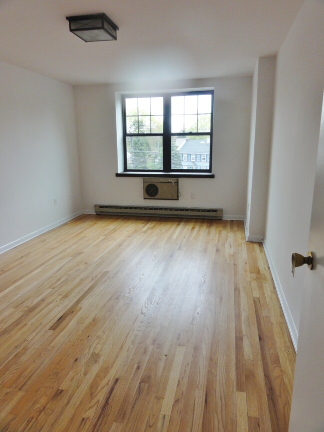 Bedroom - 500 Newfield Ave