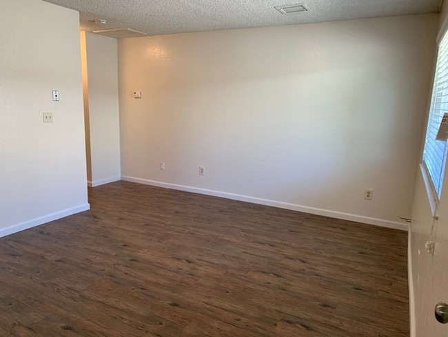Building Photo - Newly remodeled unit available in Dinuba!