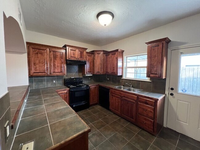 Building Photo - 2 bedroom 1.5 Bathroom Townhome