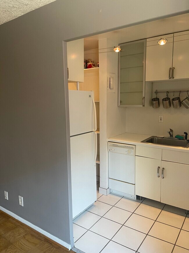 Kitchen - 1420 N St NW