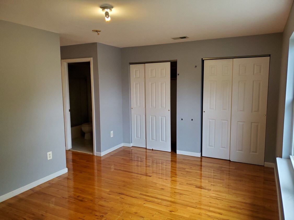 Building Photo - 865 Broadway