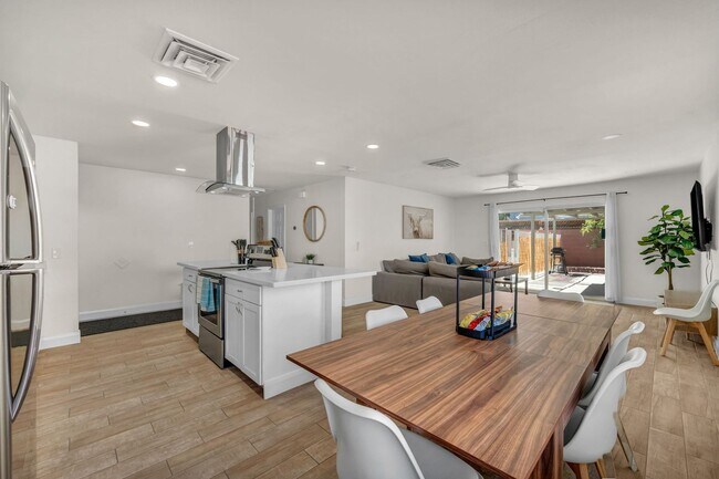 Foto del edificio - Spacious Furnished 5 Bed / 2 Bath Single Family Home with Private Pool in Las Vegas