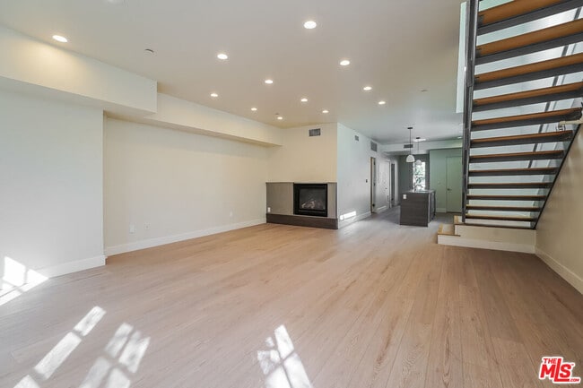 Building Photo - 1250 N Harper Ave