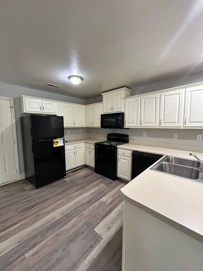 Building Photo - Charming 2 Bed, 1 Bath, 1 Car Garage, Covered Patio in Private Neighborhood!