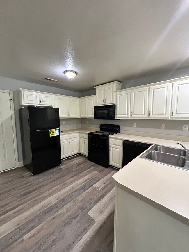 Foto del edificio - Charming 2 Bed, 1 Bath, 1 Car Garage, Covered Patio in Private Neighborhood!