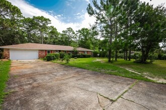 Building Photo - 81 Country Club Rd