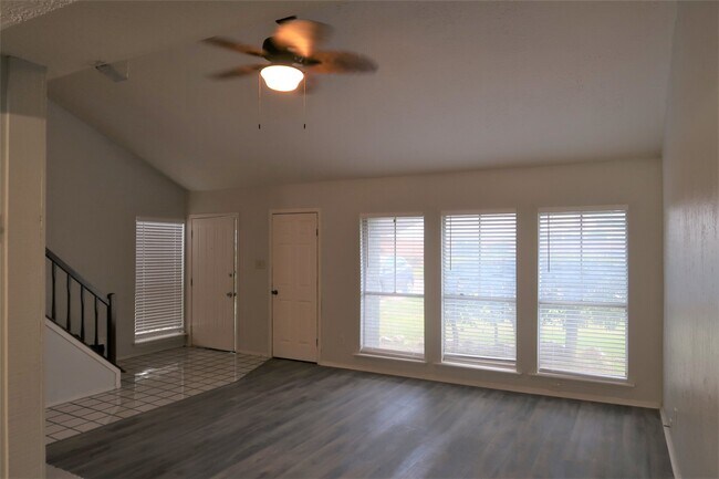 Foto del edificio - 15326 McConn St