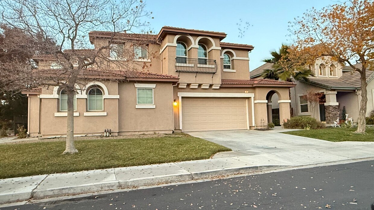 Primary Photo - 4 BR 2.5 Bath Duet close to park and schools