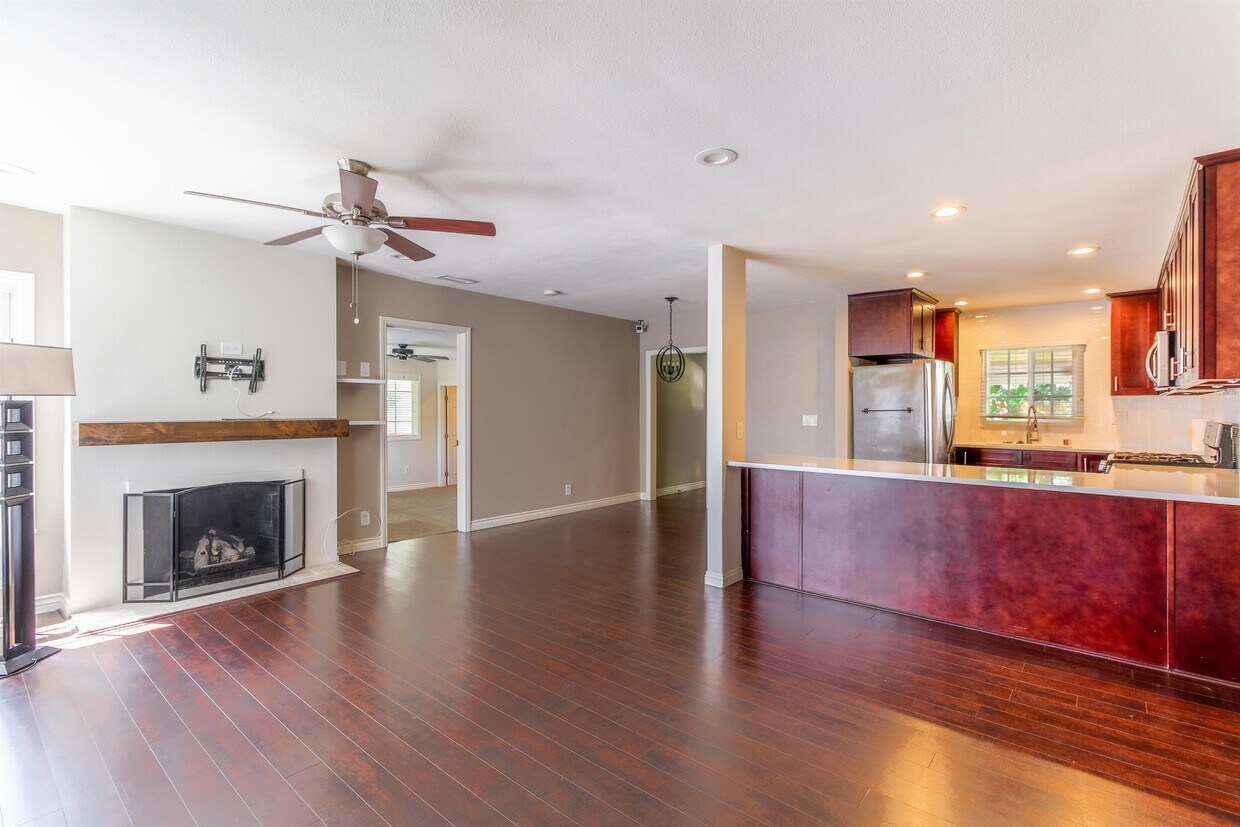Primary Photo - 5863 Radford Ave