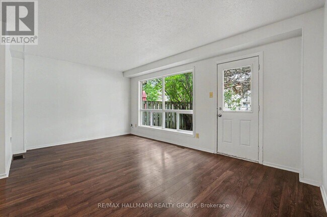 Building Photo - 18 - 32A SONNET CRESCENT