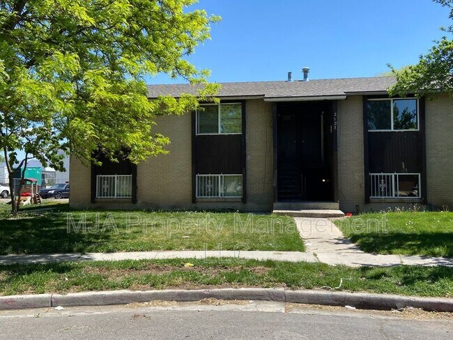 Foto del edificio - 2523 S Lakecrest Dr