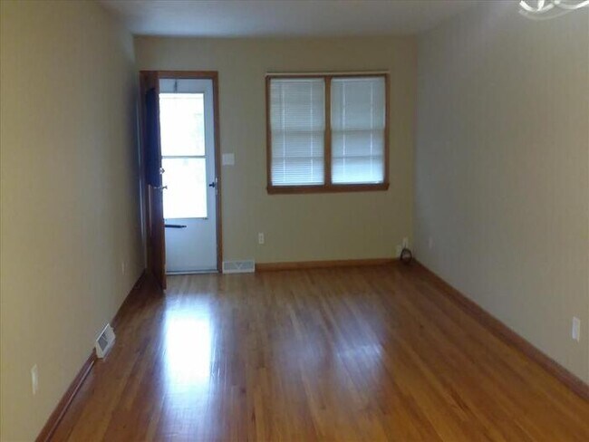 Building Photo - 2 Bedroom Raised Ranch Duplex