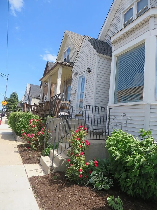 Building Photo - 3325 N Kedzie Ave