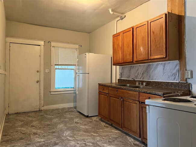 Building Photo - 272 Main St