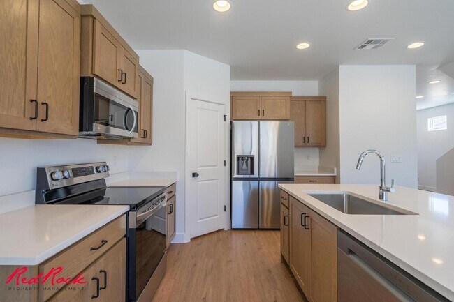 Foto del edificio - Gorgeous NEW 4 Bedroom Townhome with Pool ...