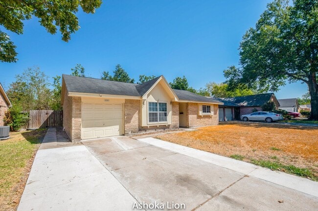 Building Photo - Superfantastic Tile 4 Bedroom House with Huge Yard