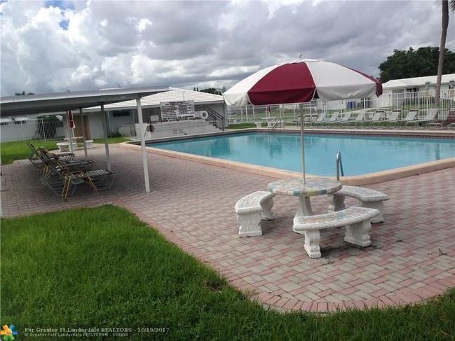 Building Photo - 2851 E Golf Blvd