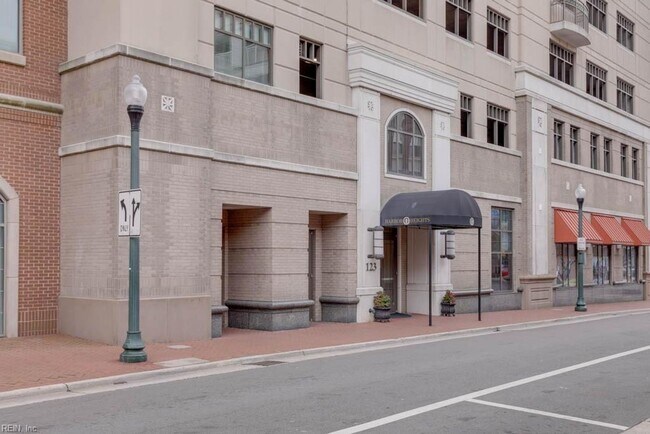 Building Photo - Spectacular Penthouse Condo in Downtown No...