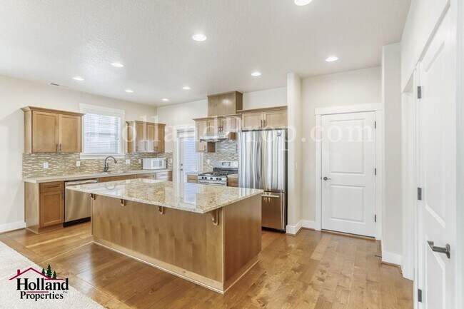 Building Photo - 3-Bedroom Beaverton Home with Granite Kitchen Island and Fireplace